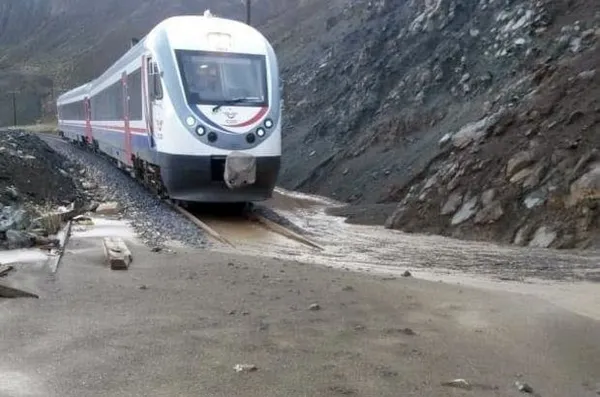 Son dakika: Erzincan-Sivas demir yolu heyelan nedeniyle ulaşıma kapandı-1