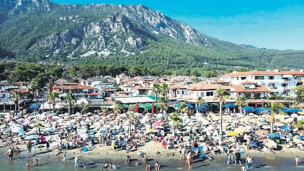 sahillerde-bayram-bereketi-tatilciler-akin-etti-tatil-beldelerinin-nufusu-katlandi-1657666508691.jpeg