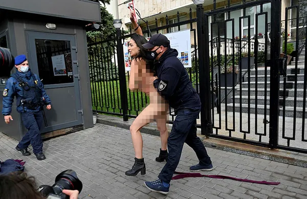 femen-uyesi-ukrayna-devlet-baskani-oy-kullandigi-sirada-eylem-duzenledi-1603717779036.jpg