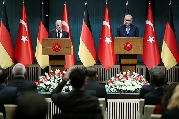 baskan-erdogandan-alman-gazeteciye-net-cevap-nato-ulkelerinin-yapmadiklarini-biz-rusyaya-ragmen-ukraynaya-yapt-1647275874880.jpeg Başkan Erdoğan'dan Alman gazeteciye net cevap: "NATO ülkelerinin yapmadıklarını biz Rusya'ya rağmen Ukrayna'ya yaptık"-2