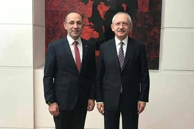 CHP'li Urla Belediyesi eski Başkanı Burak Oğuz, FETÖ elebaşının elini öpmeye gitmiş!