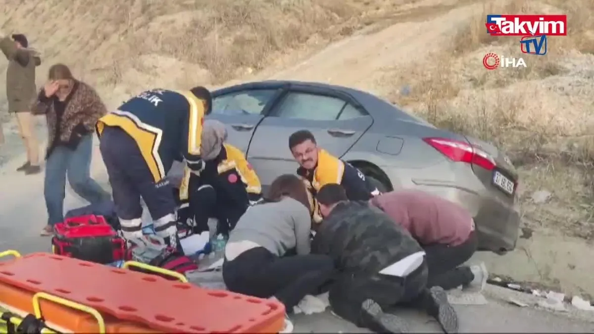 Direksiyon kontrolünü kaybeden sürücü yol kenarındaki refüje çarptı: 2 ölü 3 yaralı