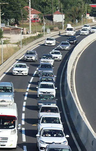 Tatili fırsat bilip yola çıkacaklar dikkat! O yönde trafik kilitlendi
