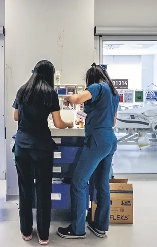 Pandemiyle mücadele eden hastanelerin başhekimleri vaka sayılarındaki 'aşı' detayına dikkat çekti