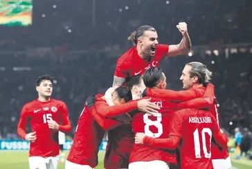 Berlin duvarını biz yıktık!