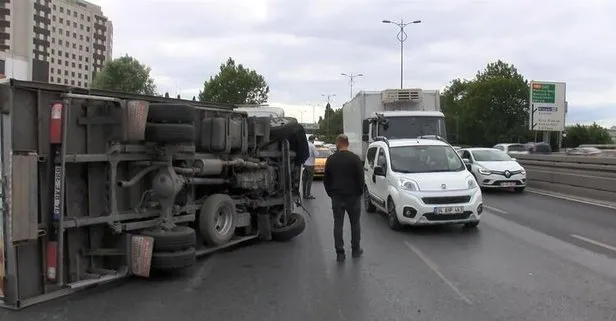 Son dakika: Bayrampaşa’da zincirleme kazada kamyonet devrildi: 2 yaralı