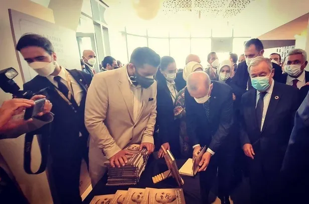 baskan-erdogan-daha-adil-bir-dunya-mumkun-kitabini-imzalayarak-bm-genel-sekreteri-antonio-guterrese-hediye-etti-1632162420253.jpeg