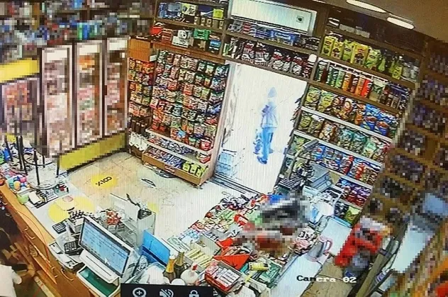 Markette silahlı çatışma! O anlar kamerada