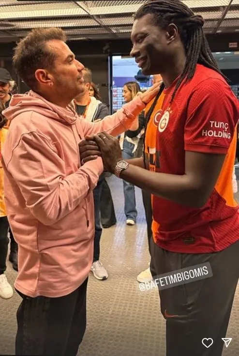 Aleyna Tilki, Bafetimbi Gomis ve ailesiyle sahneye çıktı! Taraftarlar “O Sen Olsan Bari” şarkısıyla coştu-7