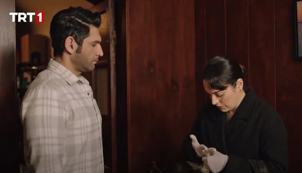 felaketlerin-pes-pese-yasandigi-masumlar-apartmaninda-bomba-ayrilik-tansel-ongel-diziye-veda-mi-ediyor-1641371166483.jpg Tansel Öngel diziye veda mı ediyor? Felaketlerin peş peşe yaşandığı Masumlar Apartmanı'nda bomba ayrılık iddiası!-4