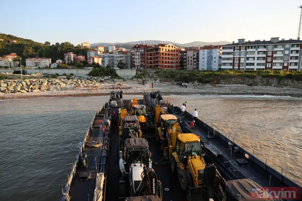 Türk bayraklarıyla karşılandı! İş makinelerini taşıyan Deniz Kuvvetleri Komutanlığı'na bağlı çıkarma gemisi Sinop'ta - 6