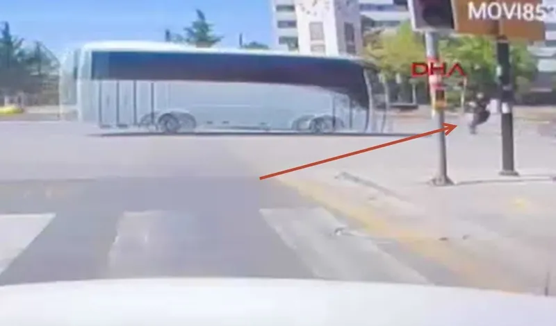 scooter-sorunu-ankarada-feci-kaza-islek-caddede-yolun-karsisina-gecmeye-calisti-metrelerce-suruklendi-1713248790543.jpeg Scooter sorunu! Ankara'da feci kaza... İşlek caddede yolun karşısına geçmeye çalışınca metrelerce sürüklendi-3