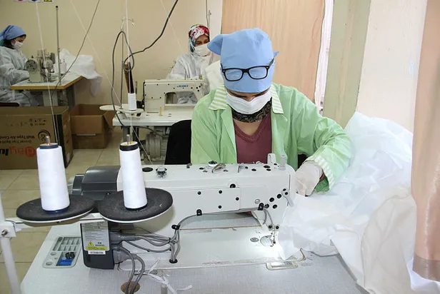 mersinde-lisede-uretilen-cerrahi-onlukler-hollandaya-ihrac-edildi-1607327434405.jpg Mersin'de lisede üretilen cerrahi önlükler Hollanda'ya ihraç edildi-2