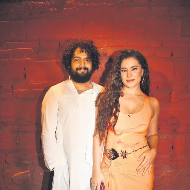 Eşimin dolabından giyiniyorum