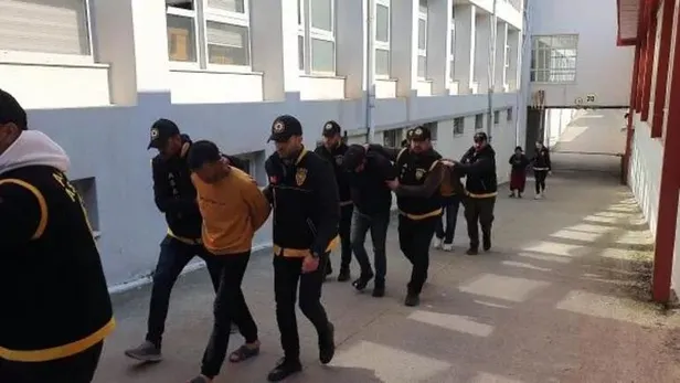 deprem-bolgesinde-kendisini-doktor-oldugunu-soyleyerek-dolandiricilik-yapan-elektrikci-tutuklandi-1676718631876.jpeg Deprem bölgesinde doktor olduğunu söyleyerek dolandırıcılık yapan elektrikçi tutuklandı-5