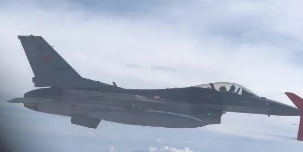 Pilotlar Adana semalarında Cumhurbaşkanı'na selam verdi-3