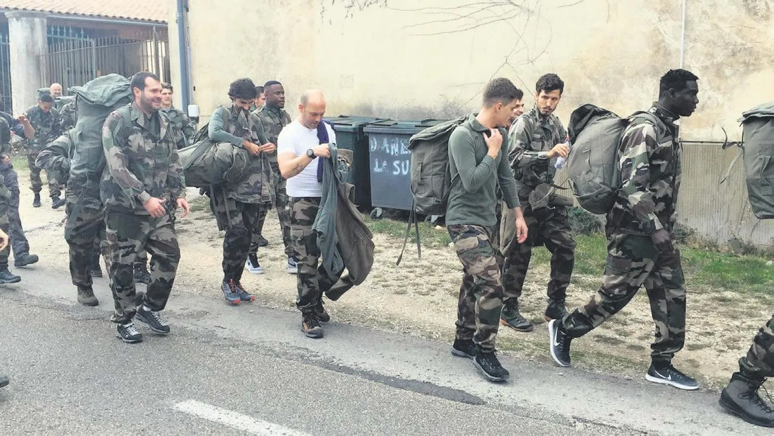 İstikamet Fransa dağılın marş marş