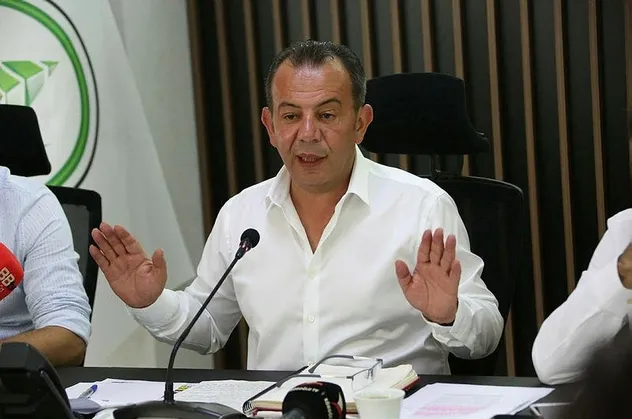 Irkçı söylemleriyle tepki çeken CHP’li Tanju Özcan evinde sigortasız mülteci çalıştırmış