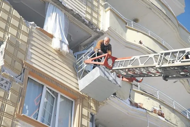 1676757502947.jpeg Böyle vicdansızlık görülmedi! Vinç sahibi balkonda mahsur kalan depremzedeyi indirmek için para istedi-2