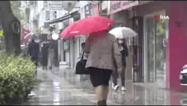 CHP'nin yönettiği İzmir'de bildik görüntüler! Yağmur yağdı Kemaraltı'nda işhanını su bastı