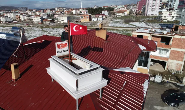 Yaptığı mermer mezarı evinin çatısında sergiliyor-1