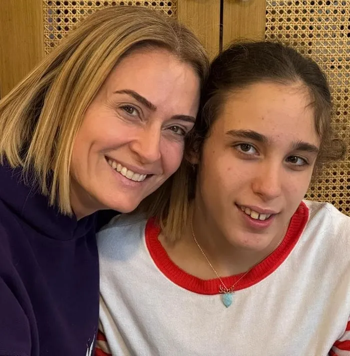 2013te-engin-akgunden-bosanan-ceyda-duvencinin-kizi-melisanin-karne-sevinci-takdir-belgesini-sosyal-medya-hesa-1705700308179.jpeg 2013'te Engin Akgün'den boşanan Ceyda Düvenci’nin kızı Melisa'nın karne sevinci! Takdir belgesini sosyal medya hesabından paylaştı-3