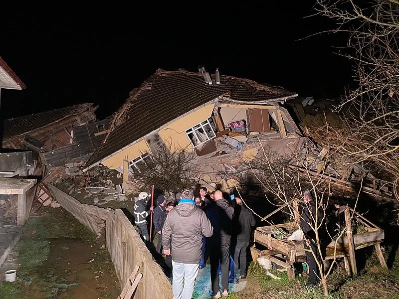 Sinop'ta 3 ev heyelan altında kaldı! Enkazdan 4 kişi çıkarıldı (AA)