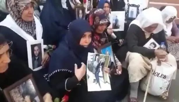 Evlat nöbetindeki anne böyle feryat etti: Ne olur ses verin