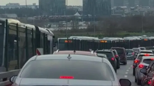 İstanbulda toplu ulaşım rezaleti! Dün metro bugün metrobüs | Yolculuk çileye döndü: CHPli İBBnin beceriksizliği