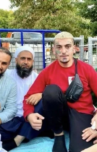 Sokak röportajıyla sosyal medyada gündem konusu olmuştu! Ezber bozan genç Ayasofya Camii’nde