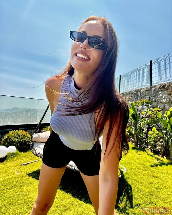 Fahriye Evcen’den mini şortuyla bahçe pozları! “Kim der iki çocuk annesi” Burak Özçivit’in biricik eşi sosyal medyayı fena salladı - 10