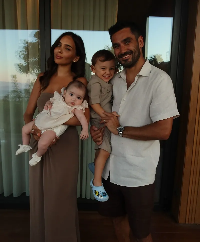 ilkay-gundogan-ve-sara-arfaouinin-ucuncu-bebekleri-dunyaya-geldi-1776759699395.jpg İlkay Gündoğan ve Sara Arfaoui’nin üçüncü bebekleri dünyaya geldi-4