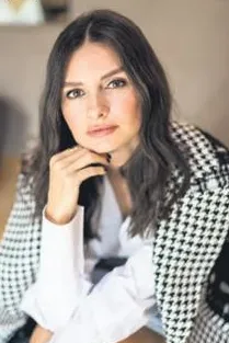 Güzel oyuncu Hande Erçel kozmetik markasının yüzü oldu... Kazandığı para dudak uçuklattı... - 1