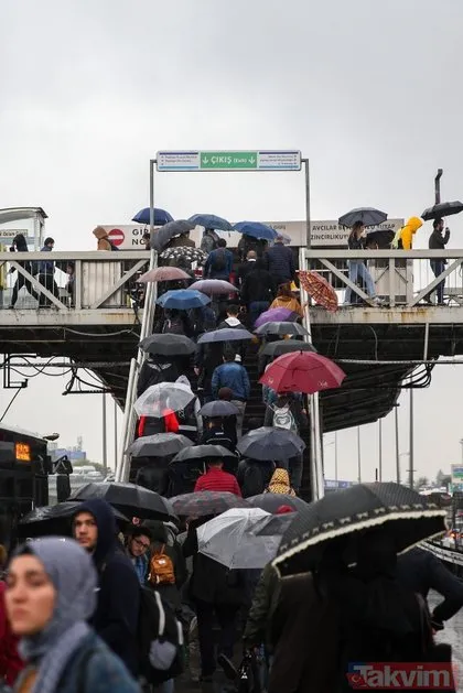 İstanbul güne yağmurla başladı! Trafik felç oldu