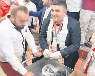 Düğünde hamsi temizledi