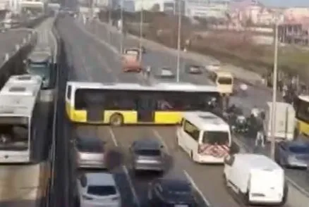 İETT otobüsü yolu kapattı