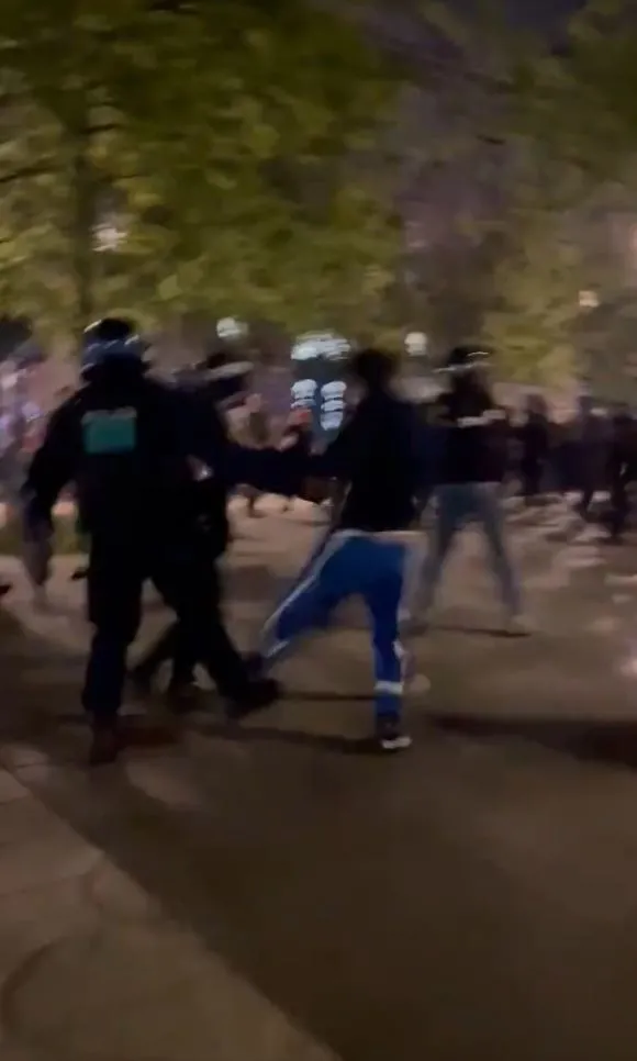 fransada-macron-secimi-kazandi-pariste-protestolar-basladi-sokaklar-karisti-1650839271486.jpg Fransa'da Macron seçimi kazandı Paris'te protestolar başladı! Sokaklar karıştı...-2