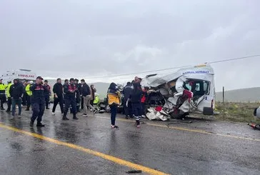 Yolcu minibüsü ile TIR çarpıştı: 4 ölü, 3 yaralı