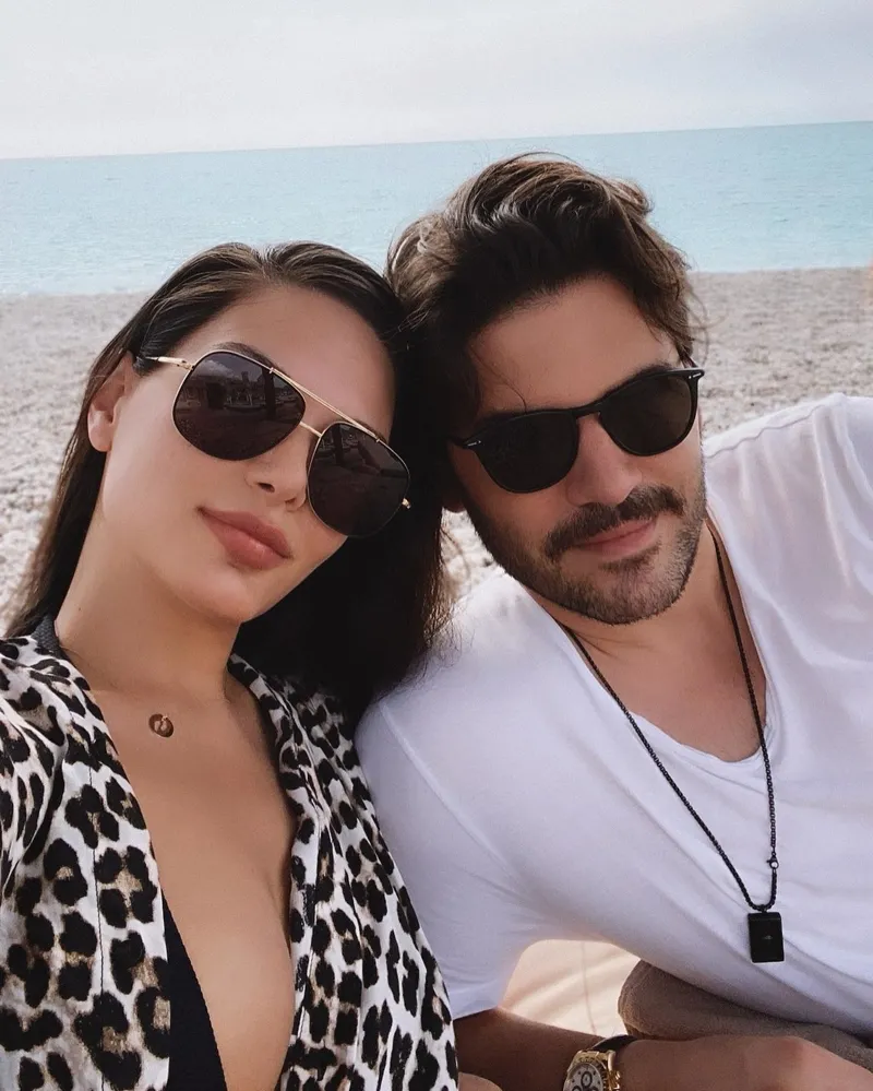 tolgahan-sayismandan-almeda-abazi-yorumu-istemedigim-seyi-giyemez-1774691776008.jpg Tolgahan Sayışman'dan eşi Almeda Abazi’ye net yasak: “Giyemez!”-3