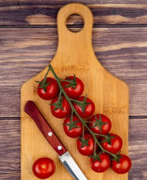 1711124150625.jpg 40 yıllık ev hanımları bile bu sırrı bilmiyor! Kesme tahtasındaki delik bakın ne işe yarıyor-3