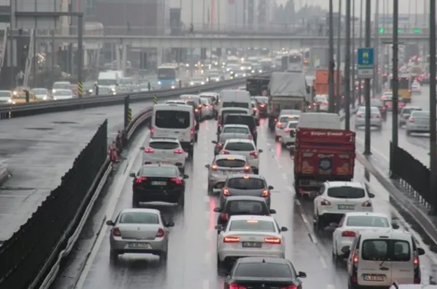 İstanbul'da trafik kilit! Sağanak yağış sonrası trafik yoğunluğu yüzde 80'e dayandı!