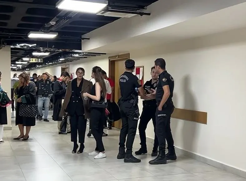 nihal-candandan-bahar-candan-sorusuna-tuhaf-hareket-21-sanikli-dolandiricilik-davasinda-ara-karar-aciklandi-1726685030242.jpeg Nihal Candan'dan Bahar Candan sorusuna tuhaf hareket! 21 sanıklı dolandırıcılık davasında ara karar açıklandı-5