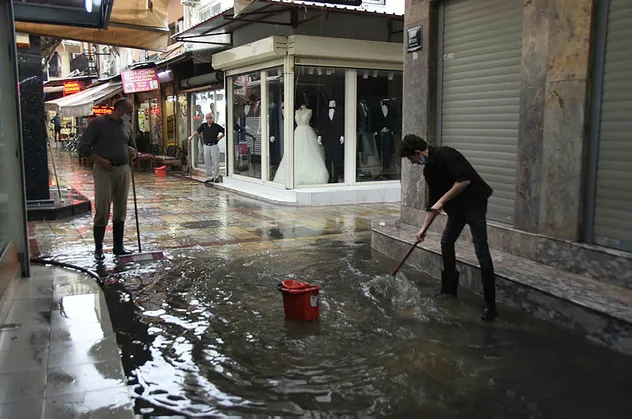 Yeni normalin ilk gününde İzmir'i yine su bastı! Esnaf isyan etti