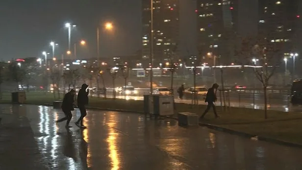 İstanbul'da beklenen yağış şimşeklerin ardından başladı-1