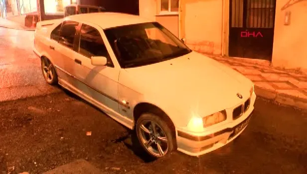 İstanbul'da yol çöktü! Araç çukura düştü