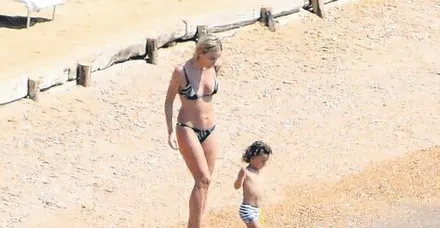 Gülşen ve oğlu Azur Benan'ın deniz keyfi
