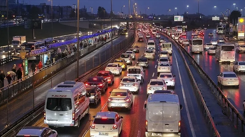 İstanbul’da akşam trafiği durma noktasına geldi: Yoğunluk yüzde 87’ye ulaştı-3