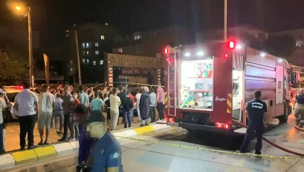 İstanbul Sultanbeyli'de bir restoranda patlama! 3 araç zarar gördü-2