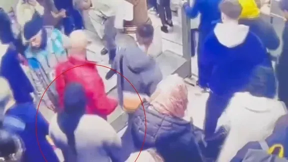 Sultanahmet Meydanı'nda yankesicilik kamerada: Çantayı örttüler, parayı çaldılar, suçüstü yakalandılar