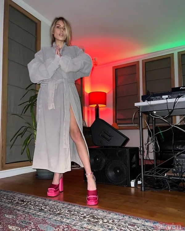 Nihal Candan sınır tanımadı! Yataktan çırılçıplak paylaştı! Peş peşe yayınlayan Nihal’in sosyal medyaya damga vurdu - 2